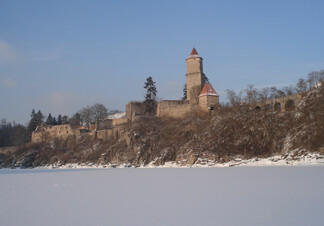 pohled na hrad ze zamrzlé Otavy