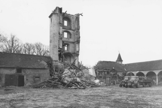 Uherčice –⁠ destrukce věže před obnovou