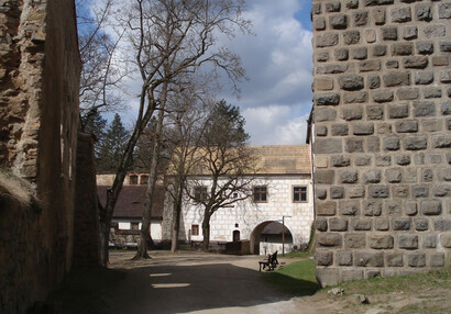 nádvoří před palácem