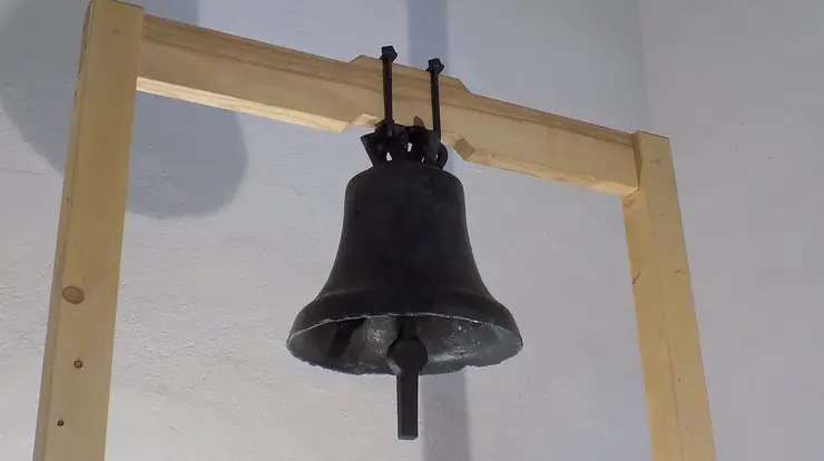 zvon v expozici hradu